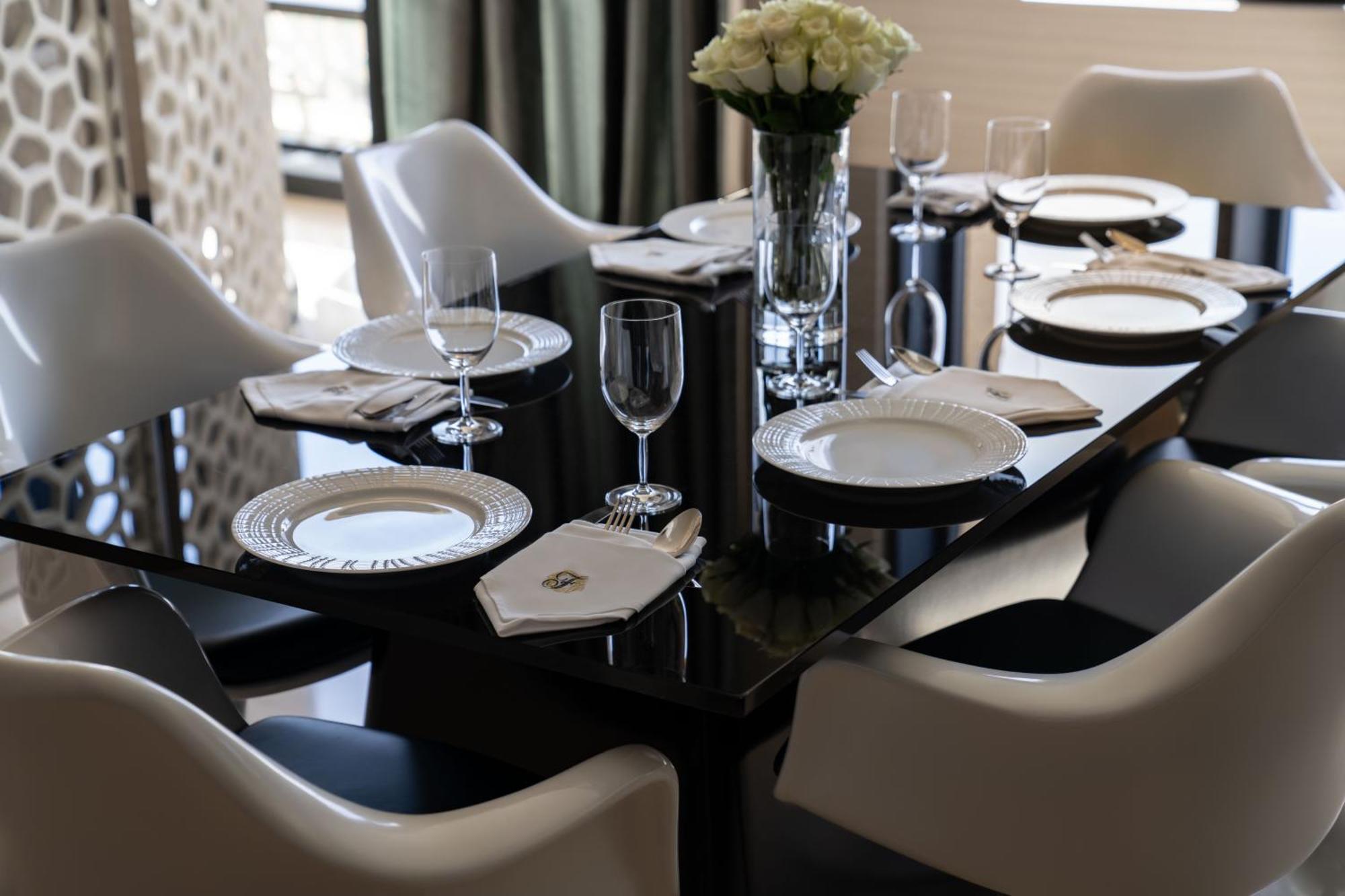 فندق فيرمونت الرياض المظهر الخارجي الصورة A table set for a formal dinner