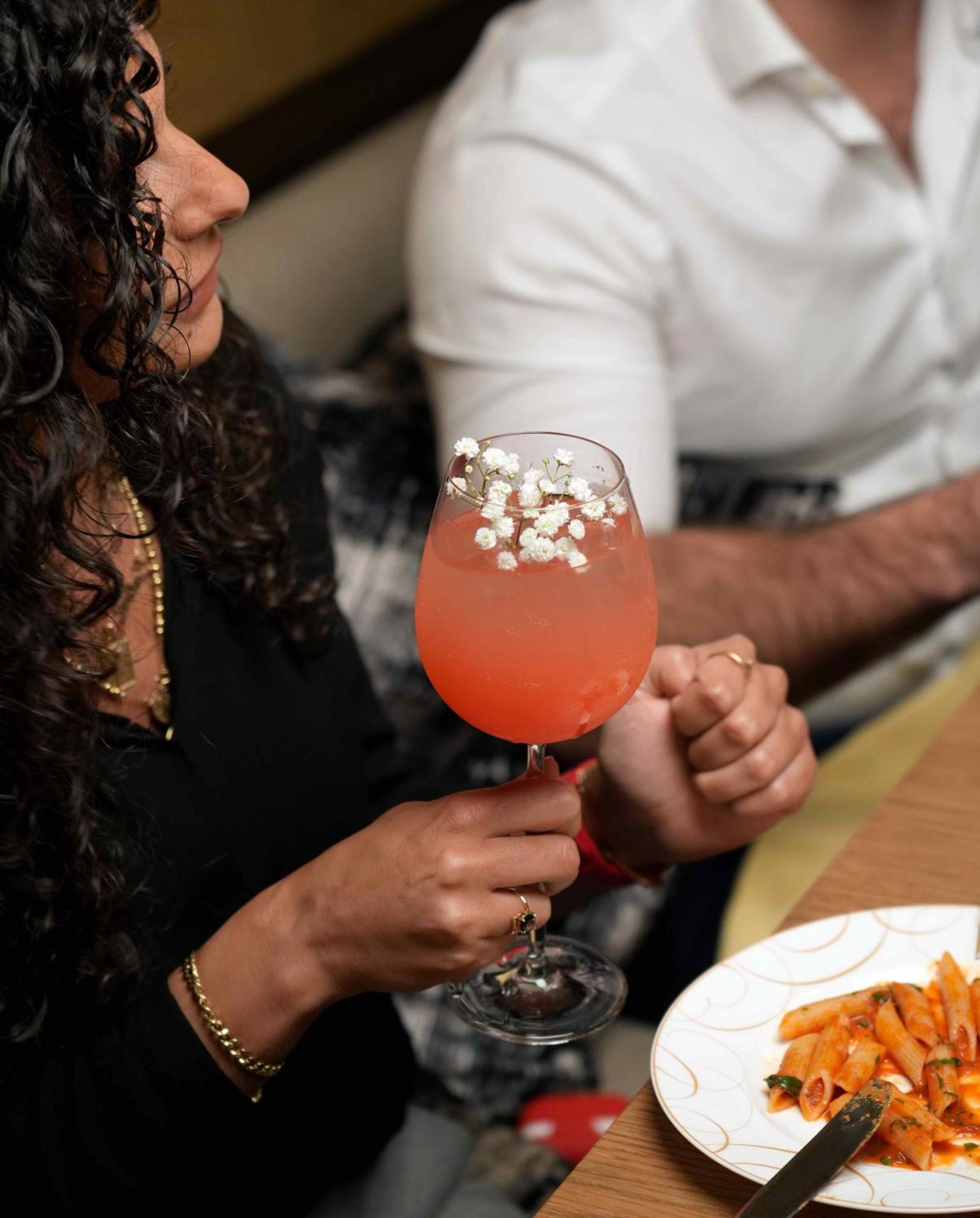 فندق فيرمونت الرياض المظهر الخارجي الصورة A glass of Kir royale