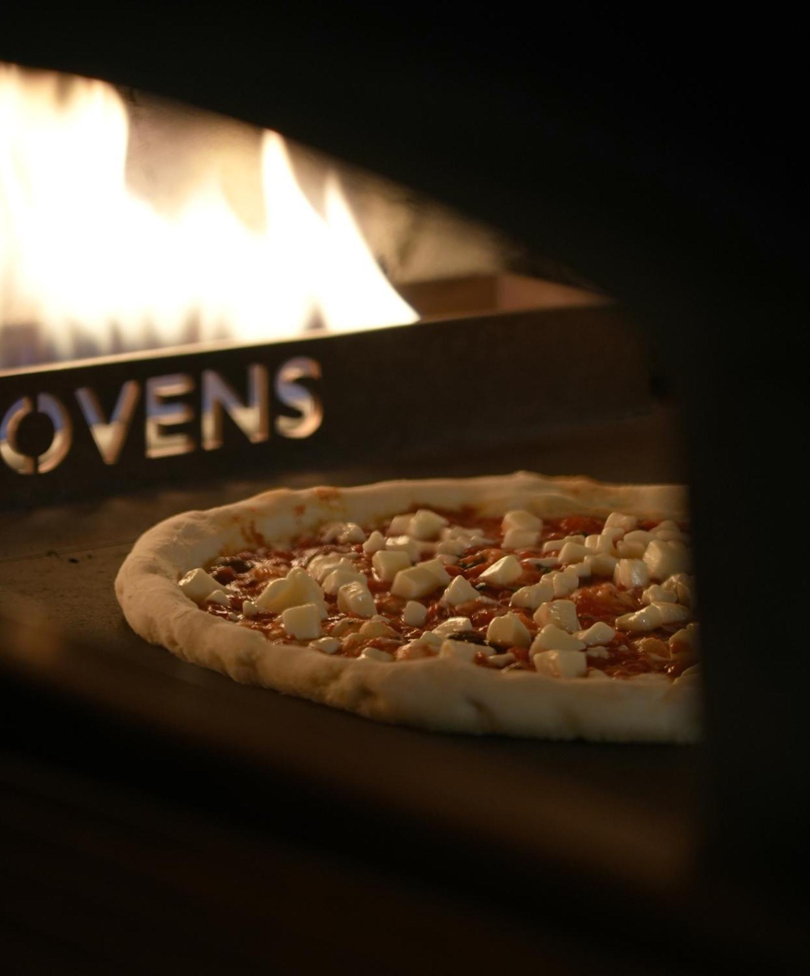 فندق فيرمونت الرياض المظهر الخارجي الصورة A pizza in a wood-fired oven