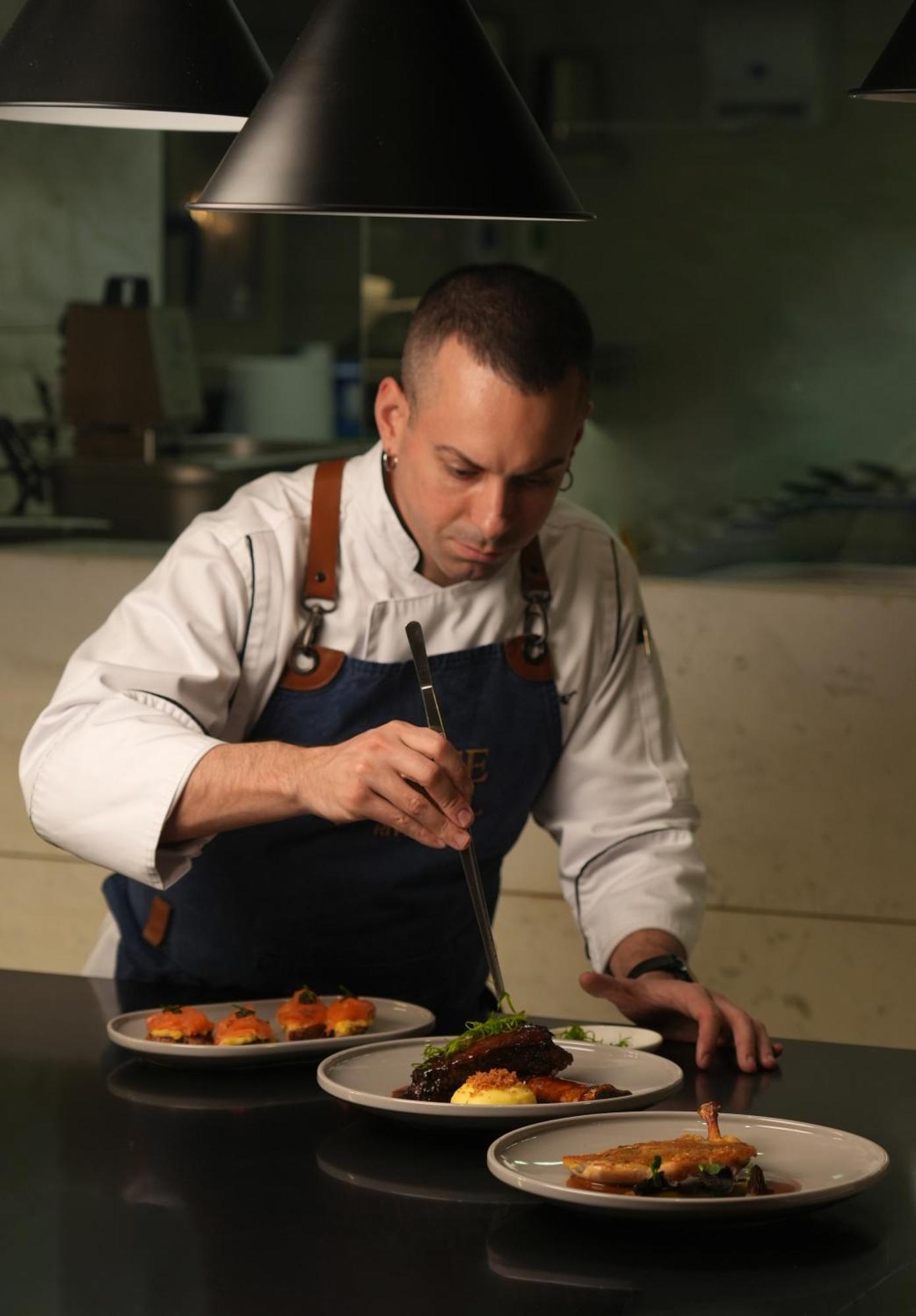 فندق فيرمونت الرياض المظهر الخارجي الصورة Chef preparing a dish