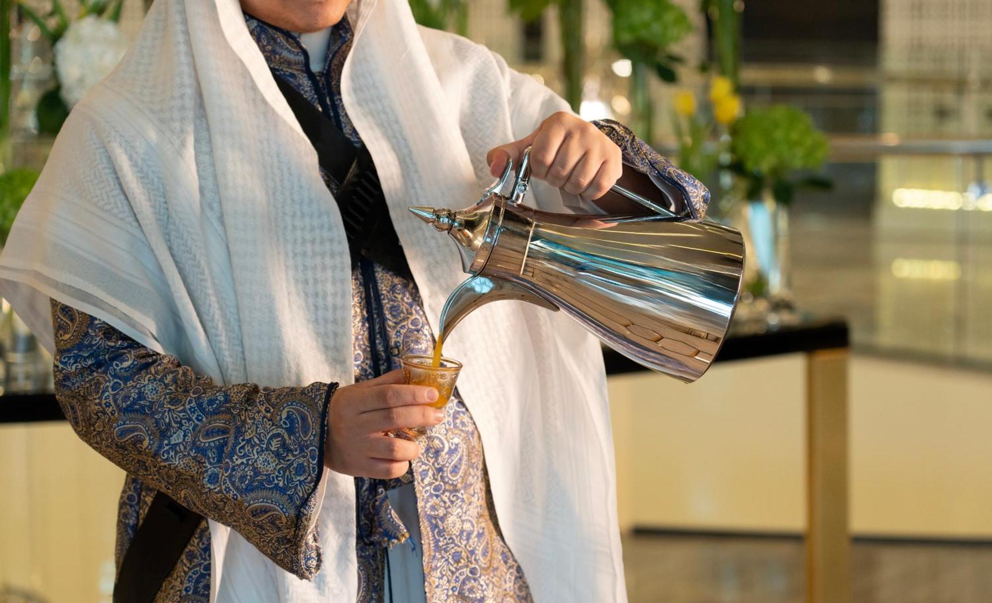 فندق فيرمونت الرياض المظهر الخارجي الصورة Arabic coffee being served