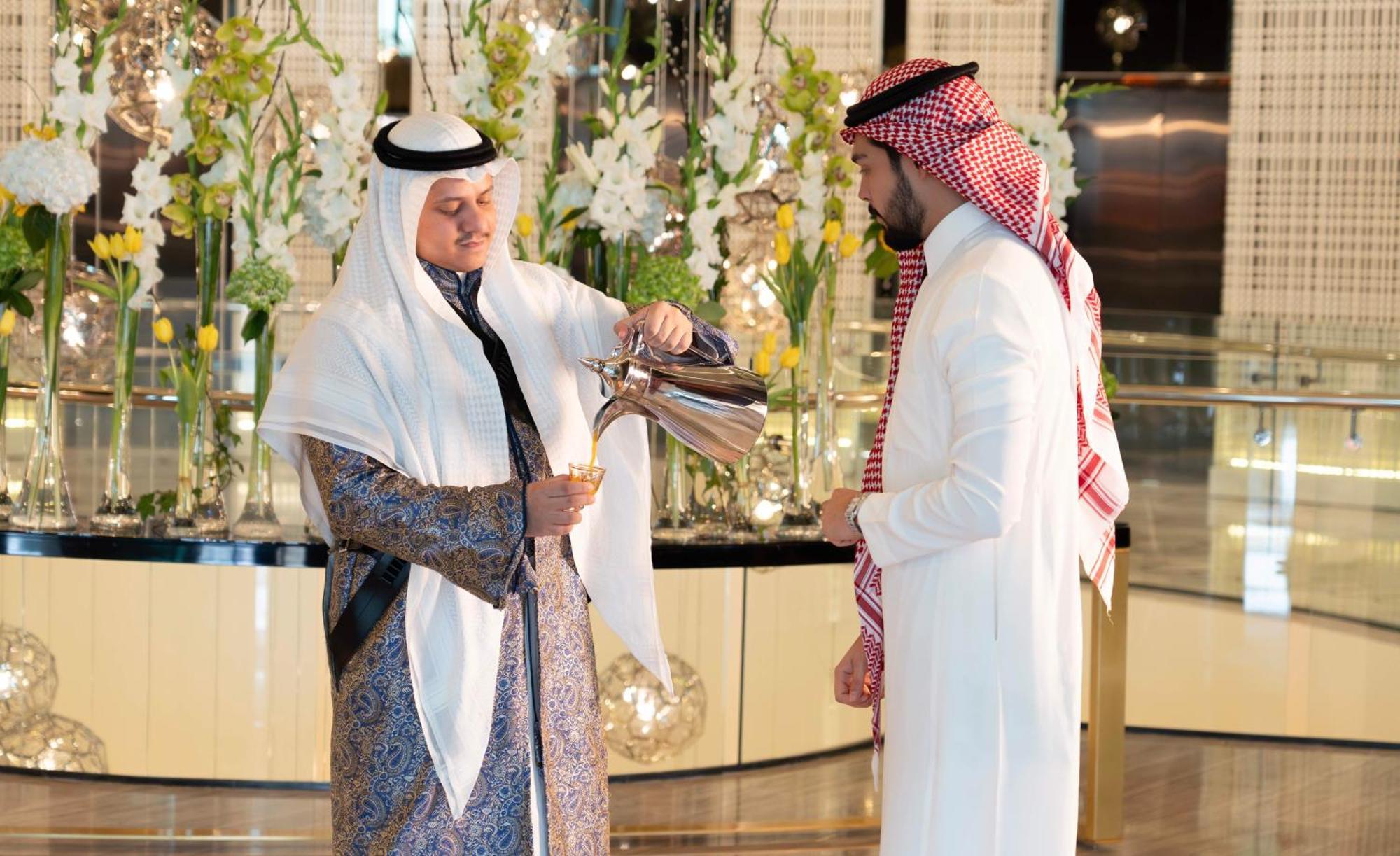 فندق فيرمونت الرياض المظهر الخارجي الصورة Arabian coffee being served