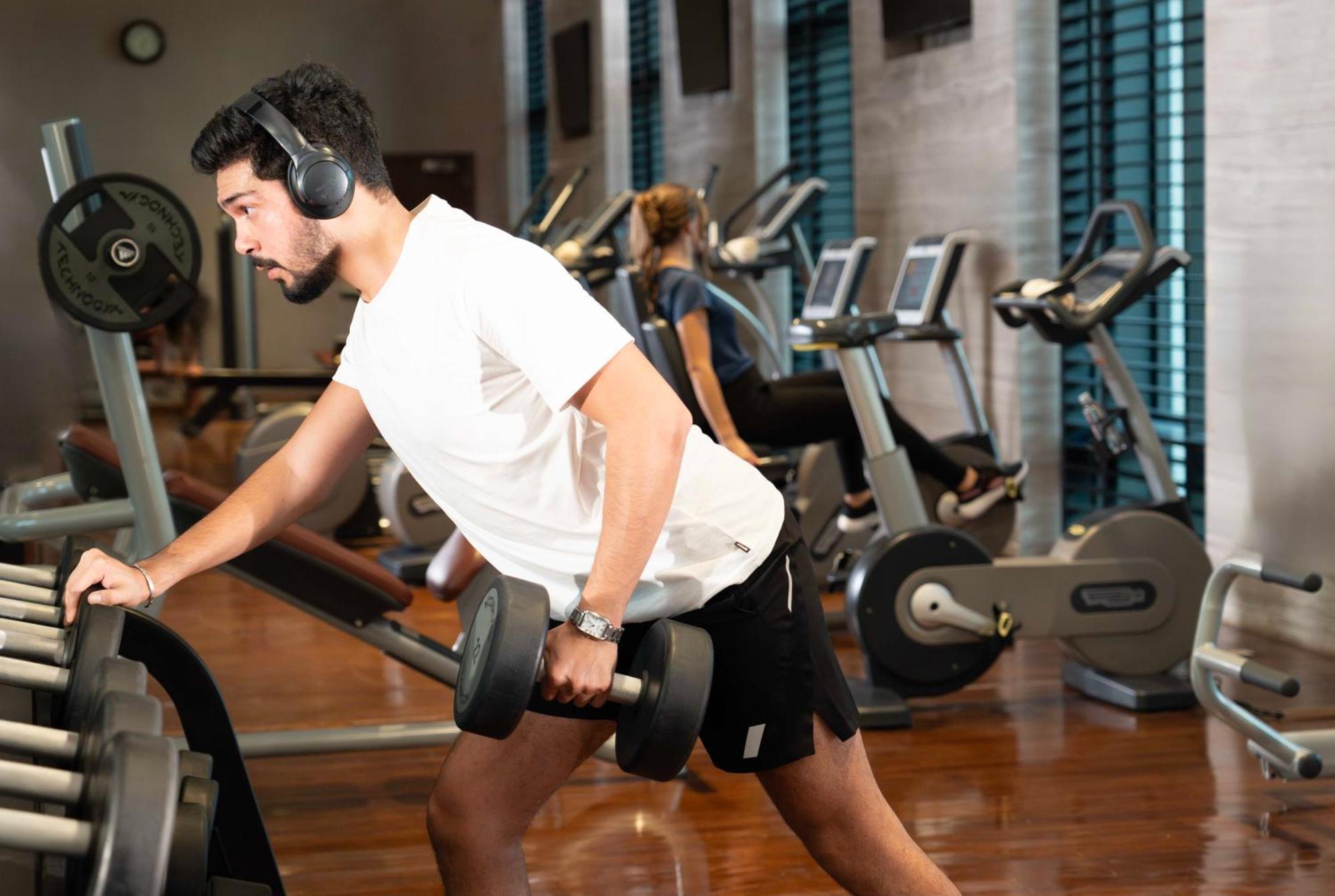 فندق فيرمونت الرياض المظهر الخارجي الصورة A man working out with a barbell